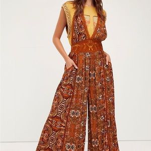 FREE PEOPLE jumpsuit in burnt orange. Size XS/TP